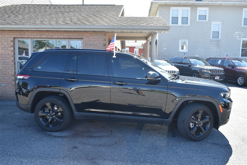 2023 Jeep Grand Cherokee Laredo Altitude photo 2
