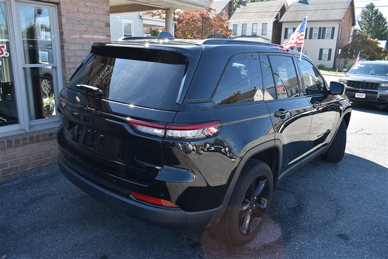 2023 Jeep Grand Cherokee Laredo Altitude photo 3