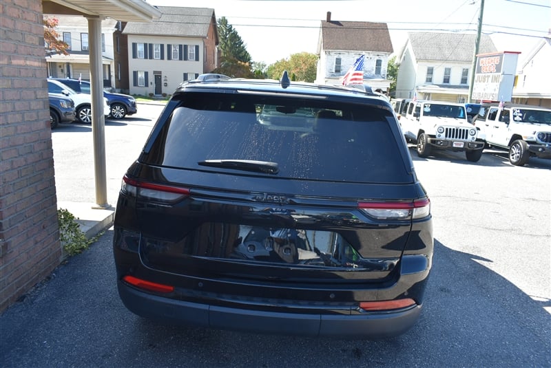 2023 Jeep Grand Cherokee Laredo Altitude photo 4